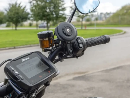 Podstawa montowana w obejmie pompy hamulca/sprzęgła Quad Lock®