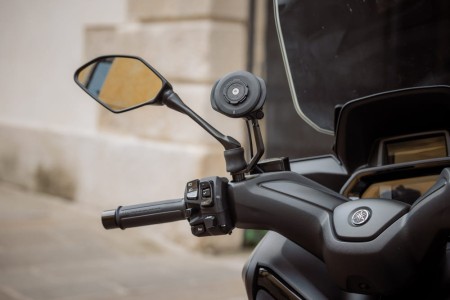 Podstawa montowana pod lusterko do skuterów i motocykli