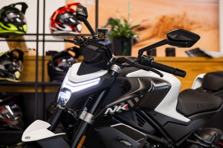 Motocykl CFMoto 450NK | Nebula White | Wyprzedaż rocznika