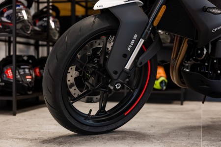 Motocykl CFMoto 450NK | Nebula White | Wyprzedaż rocznika