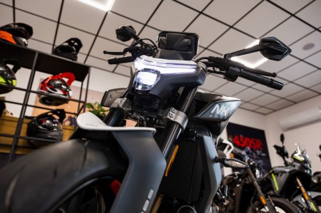 Motocykl CFMoto 450NK | Nebula White | Wyprzedaż rocznika