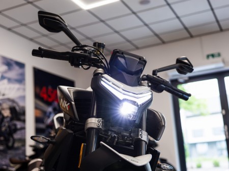 Motocykl CFMoto 450NK | Nebula White | Wyprzedaż rocznika
