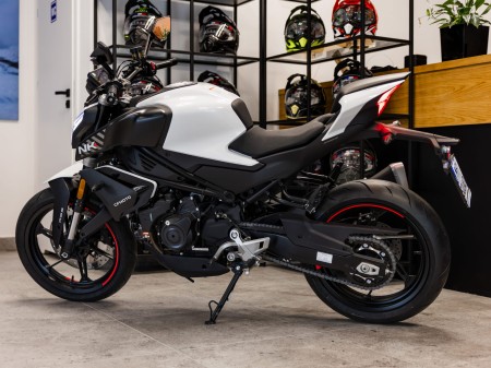 Motocykl CFMoto 450NK | Nebula White | Wyprzedaż rocznika