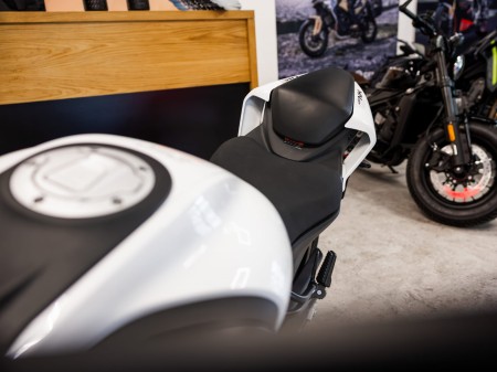 Motocykl CFMoto 450NK | Nebula White | Wyprzedaż rocznika