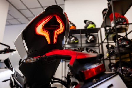 Motocykl CFMoto 450NK | Nebula White | Wyprzedaż rocznika