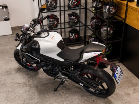 Motocykl CFMoto 450NK | Nebula White | Wyprzedaż rocznika