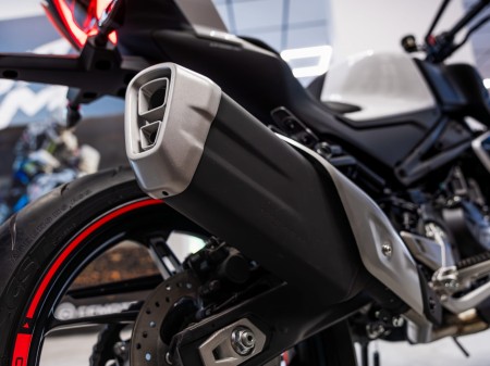 Motocykl CFMoto 450NK | Nebula White | Wyprzedaż rocznika