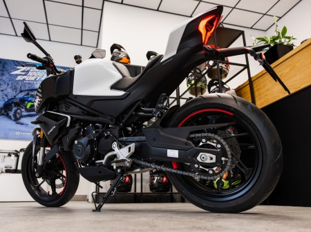 Motocykl CFMoto 450NK | Nebula White | Wyprzedaż rocznika