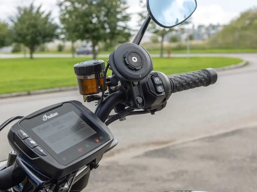 Podstawa montowana w obejmie pompy hamulca/sprzęgła Quad Lock®
